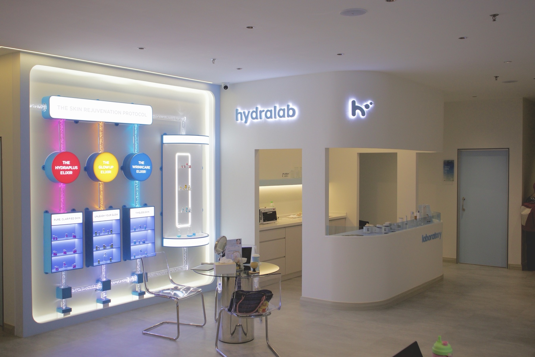 HydraLab front desk